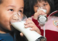 8岁小姐姐喝牛奶吗,牛奶陪伴成长时光